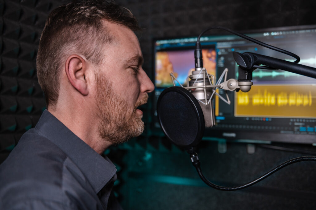 Richard spreekt een tekst in in een microfoon in een studio